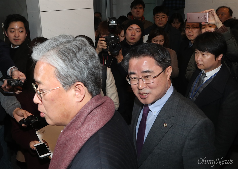 불만 토로하는 국민의당 통합반대파 국민의당 통합반대파인 유성엽, 최경환 의원이 15일 오후 서울 여의도 당사에서 열린 당무위원회에 참석하며 기자출입 통제 등 당 지도부의 폐쇄적인 운영에 불만을 토로하고 있다. 