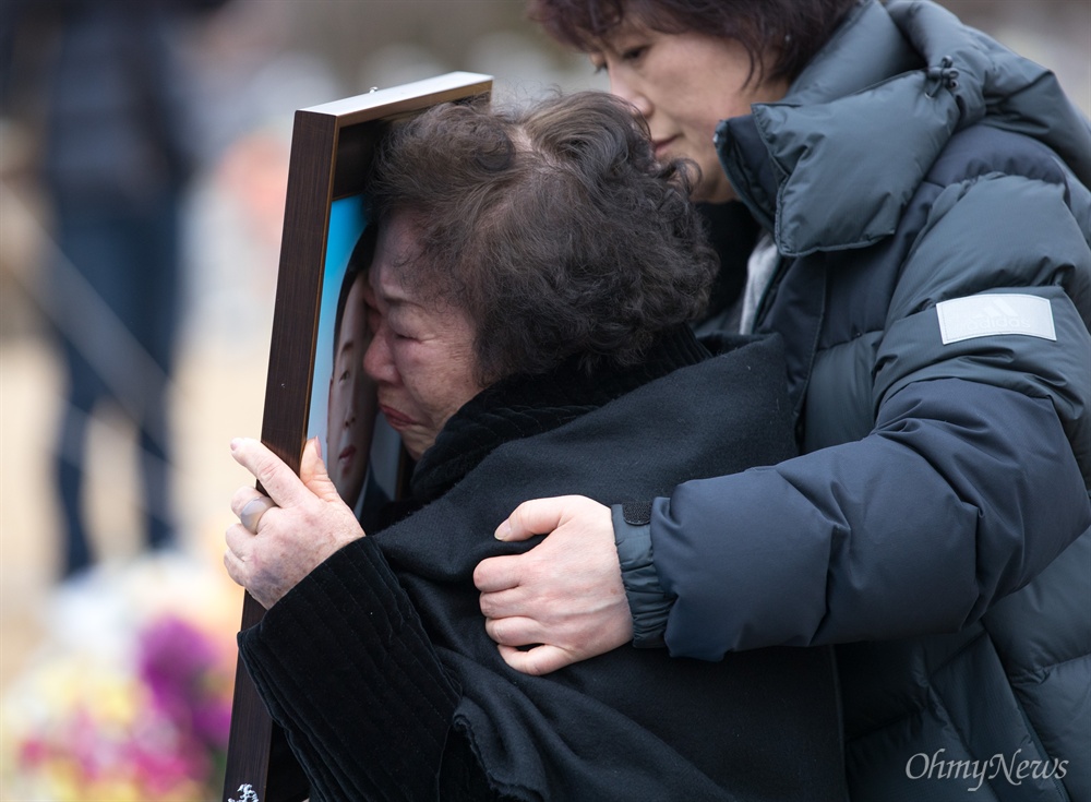  세월호침몰사고 3년 9개월이 지난 16일 오전 대전 현충원에서 엄수된 세월호 단원고 순직교사 합동안장식에서 고 양승진 교사의 어머니가 영정사진을 껴 안고 오열하고 있다. 