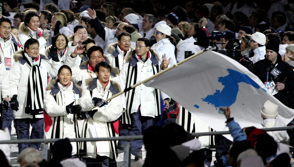 토리노 동계올림픽 공동입장하는 남북 지난 2006년 열린 이탈리아 토리노 동계올림픽 개회식 때 한반도기를 앞세워 남북 선수들이 공동입장하고 있다. 남측 이보라, 북측 한정인이 기수로 참여하고 있다.