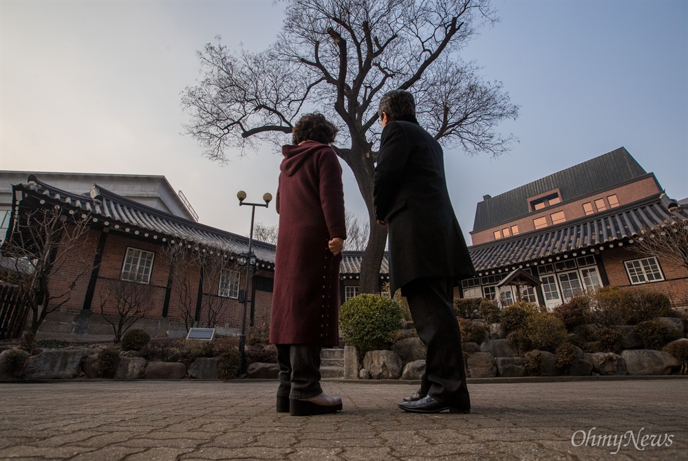  유시춘 작가가 6.10항쟁 당시 행동대원역할을 했던 유시경 성공회 신부와 숙식을 했던 성공회 성당 사제관을 바라보며 기억을 회상하고 있다.