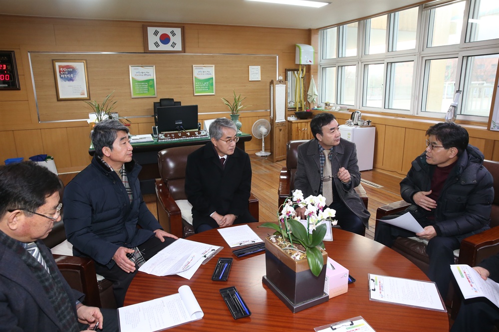  박종훈 교육감과 허기도 산청군수는 23일 경남도교육청 교육감실에서 캄보디아 학생 교통사고와 관련해 대책 수습 방안을 논의했다.