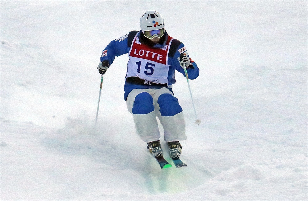 최재우 모굴 질주 지난 2017년 2월 11일 강원도 평창 휘닉스 스노우파크에서 열린 FIS 프리스타일 스키 월드컵 모굴 경기에 출전한 최재우가 슬로프를 내려오고 있다.