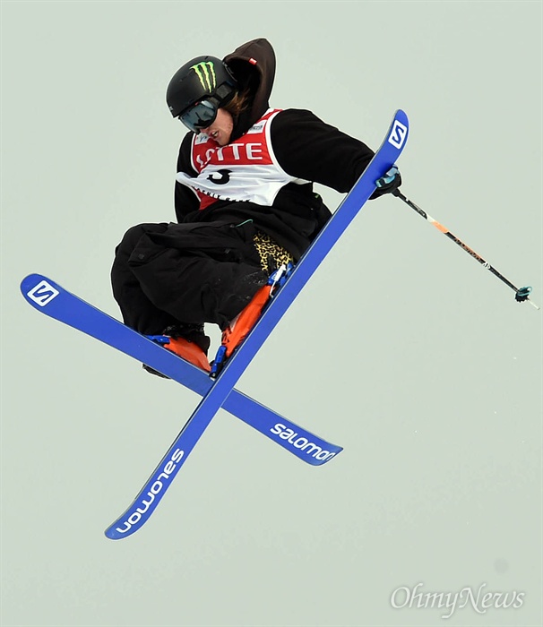점프하는 스키 슬로프스타일 지난 2016년 2월 18일 강원도 평창군 보광휘닉스파크에서 열린 '2016 FIS 프리스타일 스키-스노보드 월드컵대회' 남자 스키 슬로프스타일 예선 경기에 출전한 제임스 우드(영국)가 슬로프 장애물을 통과한 뒤 점프를 하고 있다.