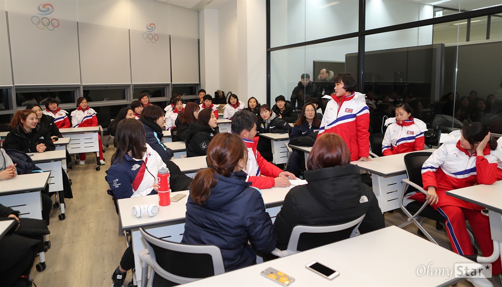 대화 나누는 남-북 단일팀 선수들 평창 동계올림픽 단일팀으로 뛸 남-북 여자 아이스하키 선수들이 26일 오전 충북 진천선수촌에서 이야기를 나누고 있다.