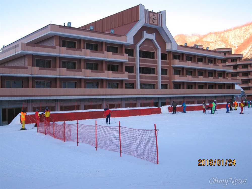  평창 동계올림픽을 앞두고 남북 스키 선수들의 마식령스키장 합동훈련이 예정된 가운데, 24일 남측 점검단이 북한 원산 마식령스키장을 점검차 방문했다.