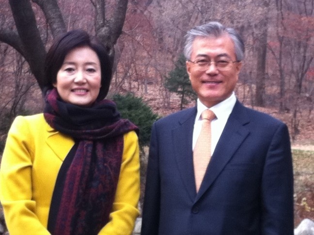  더불어민주당 박영선 의원(왼쪽)과 문재인 대통령. 박 의원은 촬영 시점에 대해 "문 대통령이 (2011년 12월 5일) 저서 '운명'의 북콘서트를 경희대에서 하기 전에 찍은 것으로 기억한다"고 밝혔다.