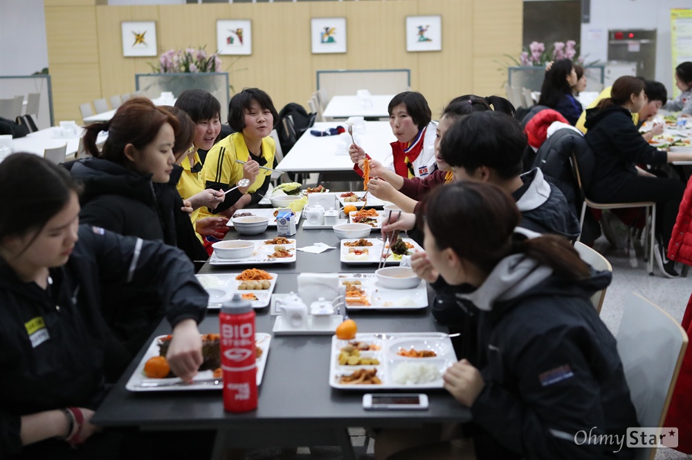 함께 식사하는 남북 선수들 평창 동계올림픽 단일팀으로 뛰게 될 북측 여자 아이스하키 선수들이 충북 진천선수촌에서 남측 선수들과 합동훈련을 시작한 가운데 28일 남북 선수들이 함께 식사를 하고 있다.