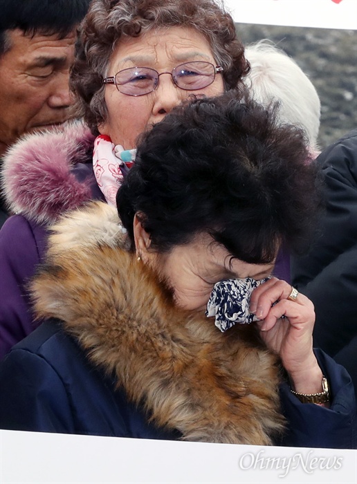 멈추지 않는 눈물... 청와대 앞에 선 서산개척단 서산개척단 정화자씨가 31일 오후 청와대 앞에서 기자회견을 열고 박정희판 군함도 서산개척단의 진실을 문재인 정부가 밝혀주길 호소하다 눈물 훔치고 있다. 