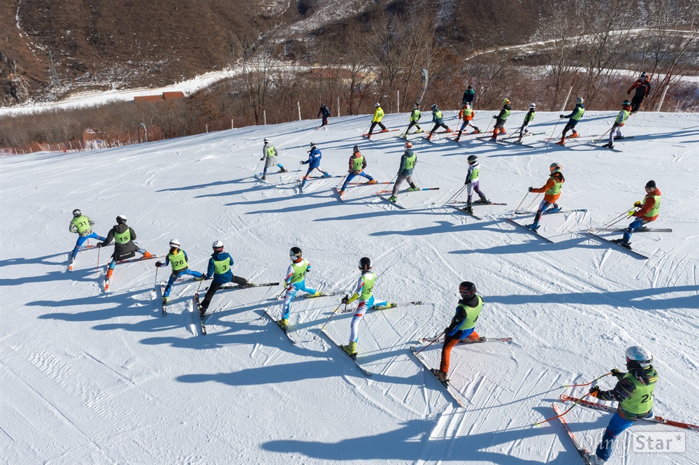 마식령스키장 남북 공동훈련 알파인스키 국가대표 상비군과 북측 국가대표 및 선수들이 1일 북한 원산 마식령스키장에서 공동훈련을 하고 있다.