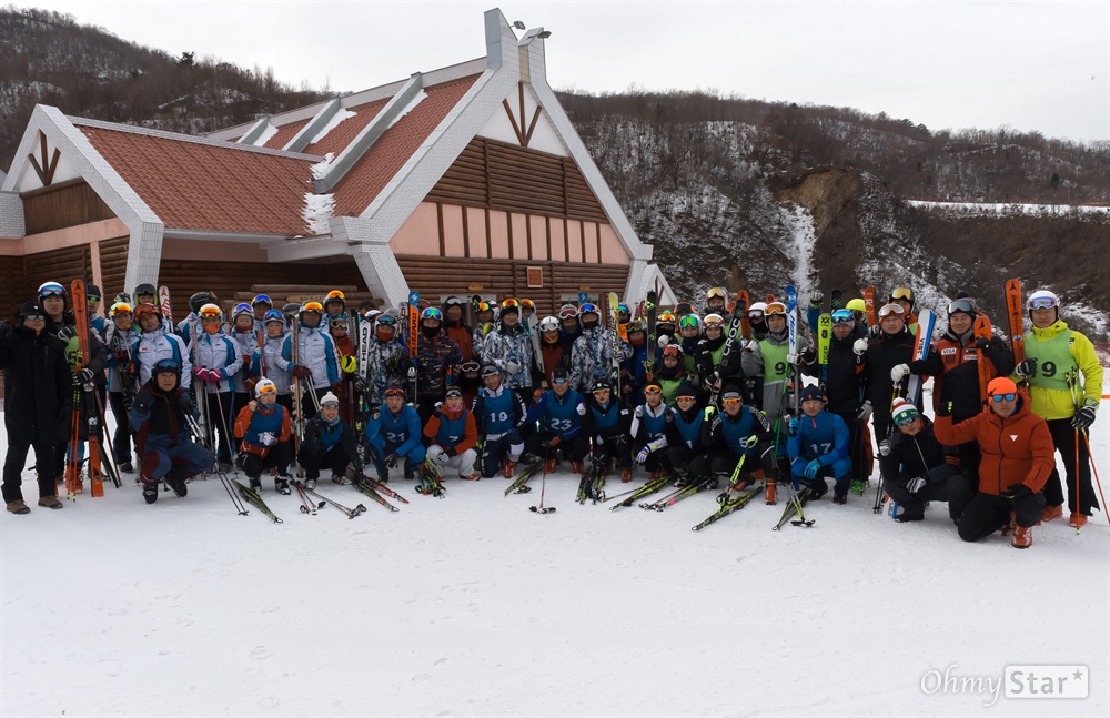 공동훈련 나선 남북 선수들 남북 공동훈련에 참가한 스키 국가대표 상비군들과 북측 국가대표 및 선수들이 31일 북한 강원도 원산 인근에 위치한 마식령스키장에서 공동훈련을 하기에 앞서 파이팅을 외치고 있다.