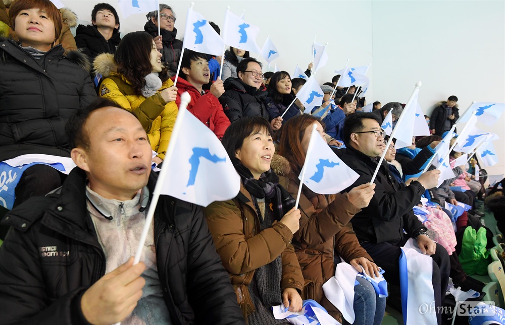 "코리아 이겨라" 남북 여자 아이스하키 단일팀이 4일 인천 선학국제빙상장에서 2018 평창동계올림픽을 앞두고 스웨덴과 평가전을 가졌다. 경기에 앞서 시민들이 한반도기(단일기)를 흔들며 단일팀을 응원하고 있다.