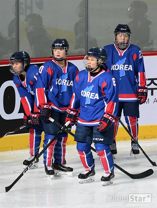 몸 푸는 남북 단일팀 남북 여자 아이스하키 단일팀이 4일 인천 선학국제빙상장에서 2018 평창동계올림픽을 앞둔 스웨덴과 평가전을 위해 몸을 풀고 있다. 단일팀 선수들 유니폼에는 'KOREA'와 한반도 그림이 새겨져 있다.