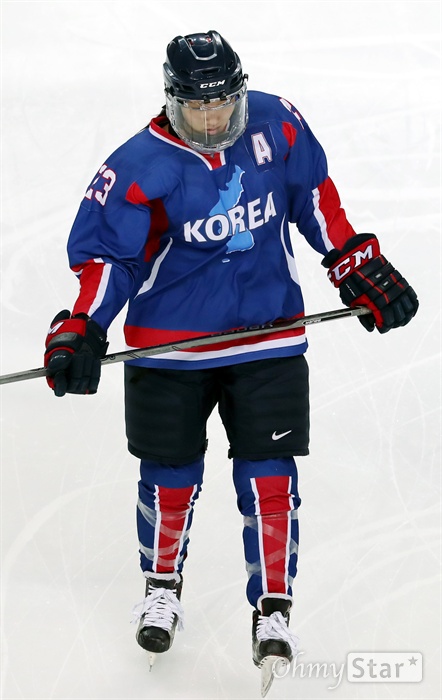 몸 푸는 남북 단일팀 남북 여자 아이스하키 단일팀이 4일 인천 선학국제빙상장에서 2018 평창동계올림픽을 앞둔 스웨덴과 평가전을 위해 몸을 풀고 있다. 단일팀 선수들 유니폼에는 'KOREA'와 한반도 그림이 새겨져 있다.