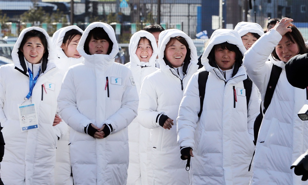 훈련장 가는 남북 단일팀 2018 평창동계올림픽 여자 아이스하키 남북 단일팀이 5일 오전 훈련을 위해 강릉 선수촌을 나서고 있다.