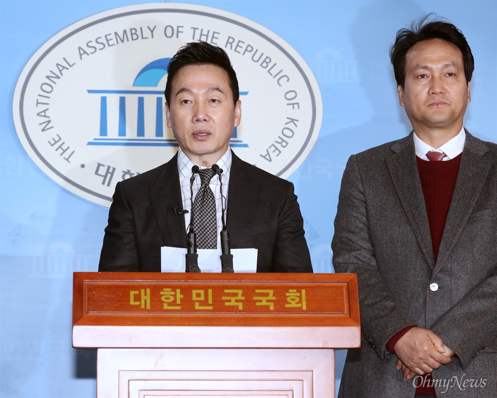 정봉주 복당 회견에 동석한 안민석 정봉주 전 의원은 7일 오전 국회에서 기자회견을 열고 "오늘 민주당으로 돌아간다. 저는 영원한 민주당 당원"이라면서 "20대 처음 발을 내디뎠던 민주화 운동의 정신, 초심으로 다시 시작하겠다"고 밝혔다. 이날 회견에 안민석 의원도 동석했다. 