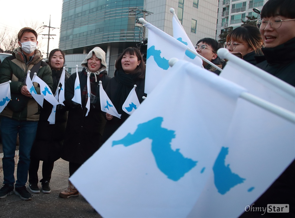 한반도기 흔들며 북측 예술단 공연 응원하는 학생들 현송월 삼지연관현악단장이 이끄는 북측 예술단 첫 공연이 8일 오후 강원도 강릉 아트센터에서 열릴 예정인 가운데, 학생들이 한반도기를 흔들며 북측 예술단 공연을 응원하고 있다.