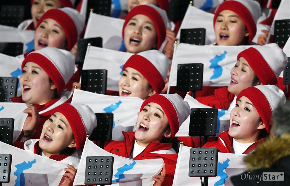 "우리는 하나다" 9일 오후 강원도 평창 올림픽 스타디움에서 열린 2018 평창동계올림픽 개회식에서 북한 응원단들이 "우리는 하나다"를 외치고 있다.