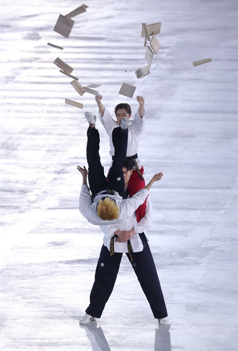 대한민국 태권도시범 공연 9일 오후 강원도 평창 올림픽스타디움에서 열린 ‘2018 평창동계올림픽 개회식’에서 대한민국 태권도시범단이 공연을 하고 있다.