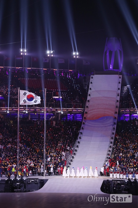 개막식장 태극기 게양 9일 오후 강원도 평창 올림픽 스타디움에서 '2018 평창동계올림픽 개회식'이 열린 가운데, 태극기가 게양되고 있다.