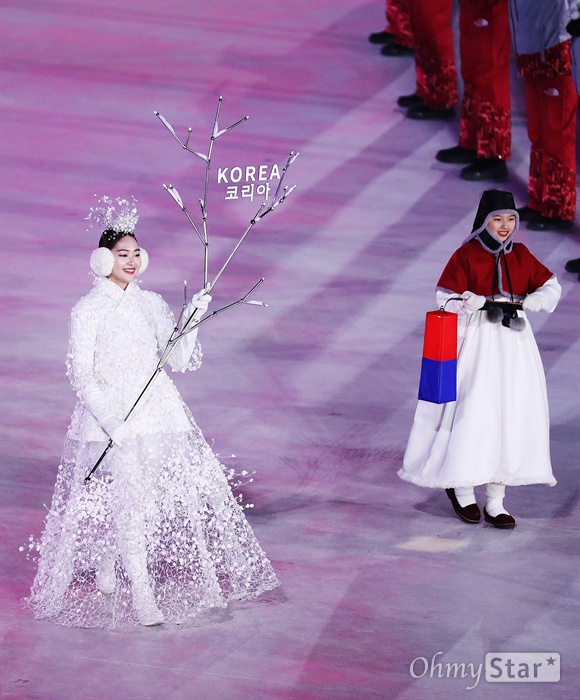 선두에 선 'KOREA' 피켓 9일 오후 강원도 평창 올림픽 스타디움에서 열린 2018 평창동계올림픽 개회식에서 남북 선수들이 공동입장하는 가운데 선두에 'KOREA' 피켓이 섰다.