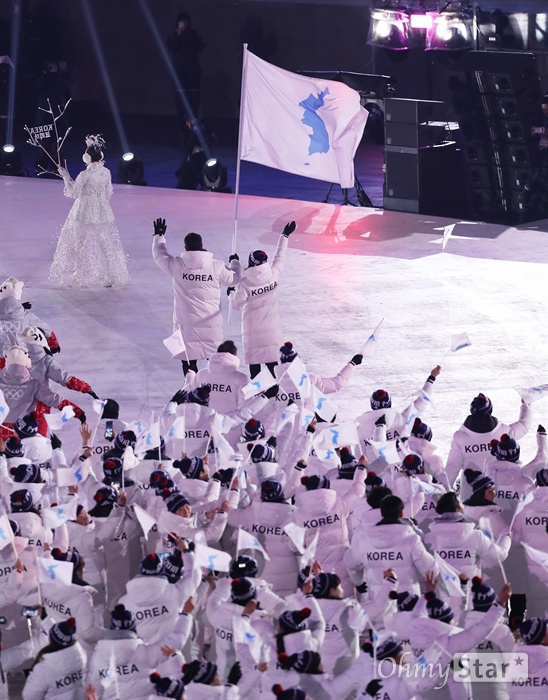 한반도기 따라 남북선수 공동입장 9일 오후 강원도 평창 올림픽 스타디움에서 열린 2018 평창동계올림픽 개회식에서 'KOREA' 피켓과 한반도기를 앞세운 남북 선수들이 공동입장하고 있다.