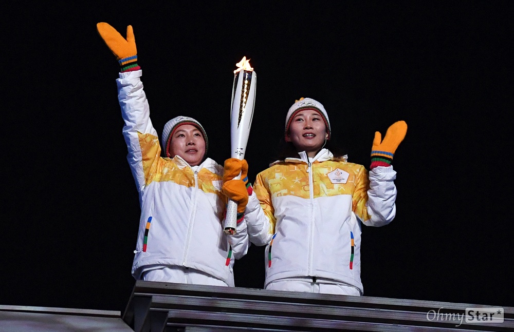  9일 오후 강원도 평창 올림픽 스타디움에서 열린 2018 평창동계올림픽 개회식에서 남북 단일팀 정수현(북측), 박종아(남측) 선수가 성화 봉송을 하고 있다.