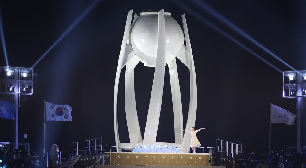 성화 기다리는 '여왕' 9일 오후 강원도 평창 올림픽스타디움에서 열린 2018 평창동계올림픽 개막식에서 점화자로 나선 김연아가 성화대 아래에서 성화를 기다리고 있다.