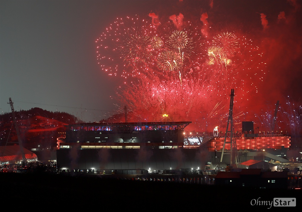 평창동계올림픽 개회 알리는 불꽃 9일 오후 강원도 평창 올림픽스타디움에서 열린 2018 평창동계올림픽 개막식에서 r화려한 불꽃이 밤하늘을 수놓고 있다.
