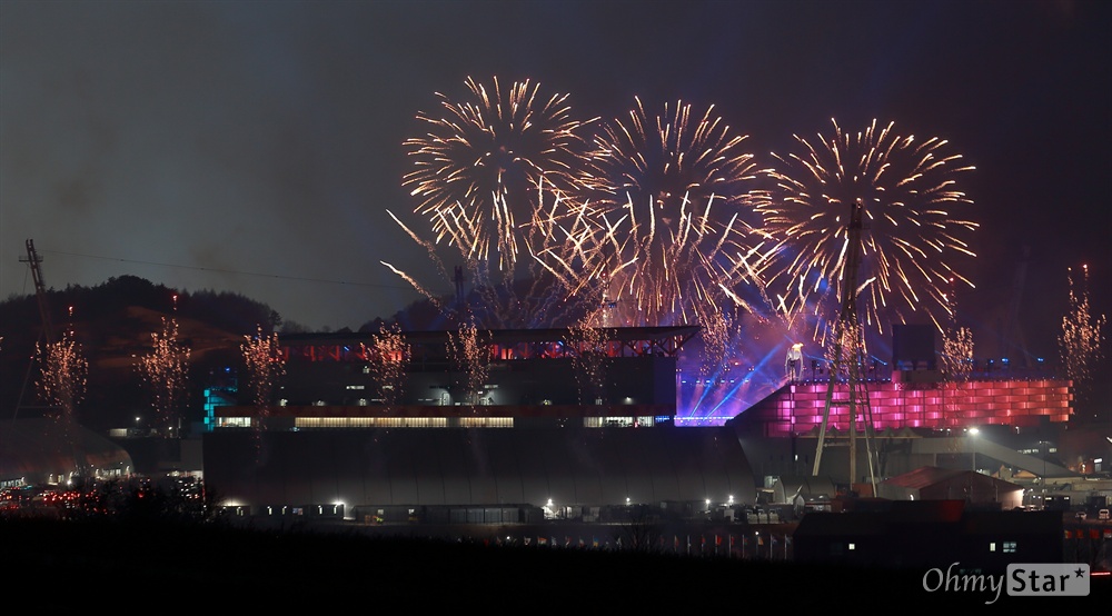 평창동계올림픽 개회 알리는 불꽃 9일 오후 강원도 평창 올림픽스타디움에서 열린 2018 평창동계올림픽 개막식에서 r화려한 불꽃이 밤하늘을 수놓고 있다.