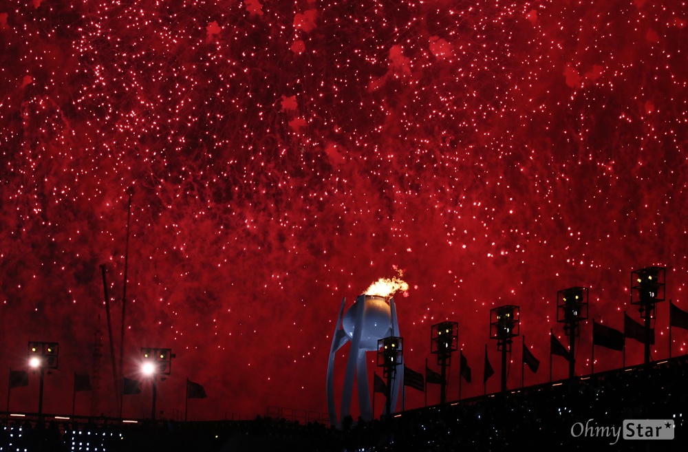 달항아리 성화와 불꽃놀이 9일 오후 강원도 평창 올림픽 스타디움에서 열린 2018 평창동계올림픽 개회식에서 성화가 점화되가 불꽃놀이가 시작되고 있다.