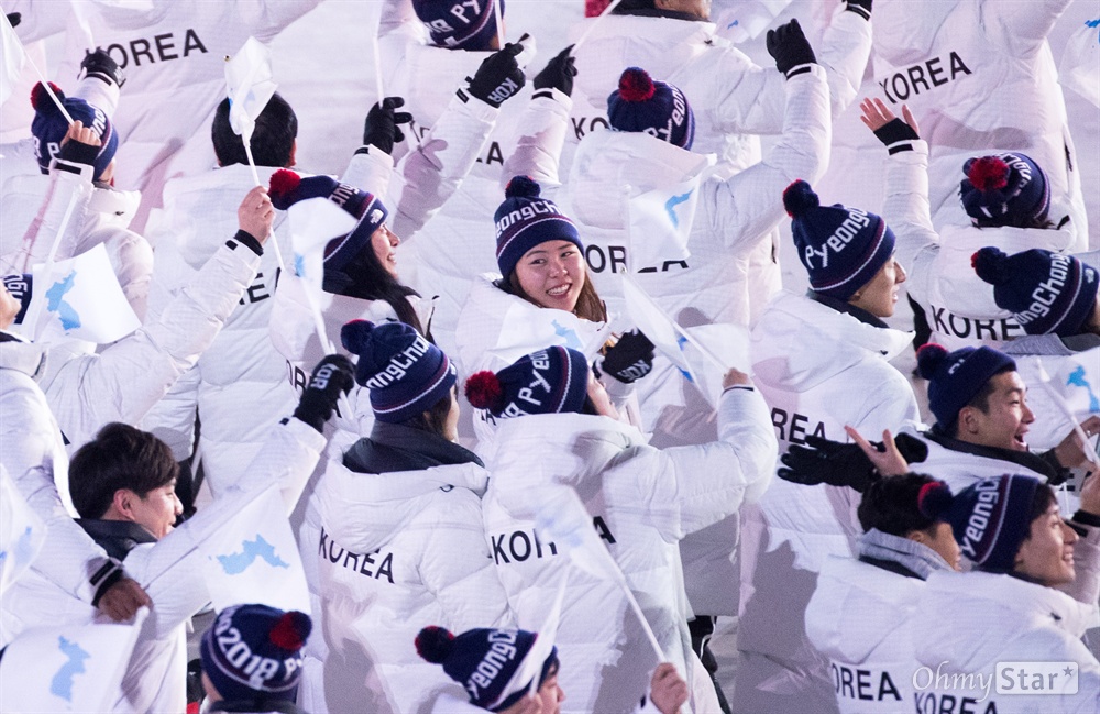  9일 오후 강원도 평창 올림픽 스타디움에서 열린 2018 평창동계올림픽 개회식에서 남북 선수단이 입장하고 있다