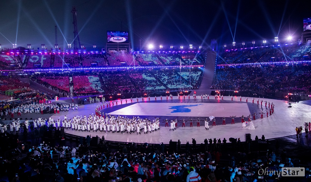 9일 오후 강원도 평창 올림픽 스타디움에서 열린 2018 평창동계올림픽 개회식에서 남북 선수단이 입장하고 있다