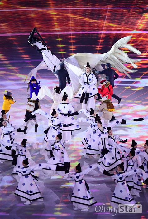 태극 : 우주의 조화 9일 오후 강원도 평창 올림픽 스타디움에서 열린 2018 평창동계올림픽 개회식에서 '태극 : 우주의 조화' 주제로 공연이 펼쳐지고 있다.