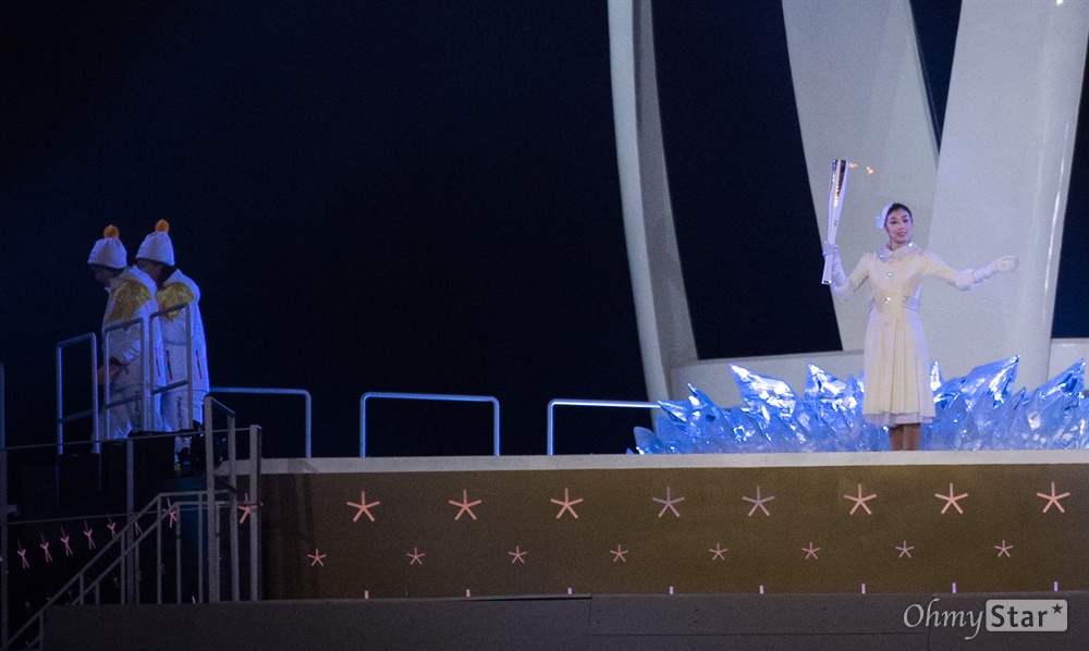  9일 오후 강원도 평창 올림픽 스타디움에서 열린 2018 평창동계올림픽 개회식에서 성화최종 주자 김연아가 성화를 들고 있다.