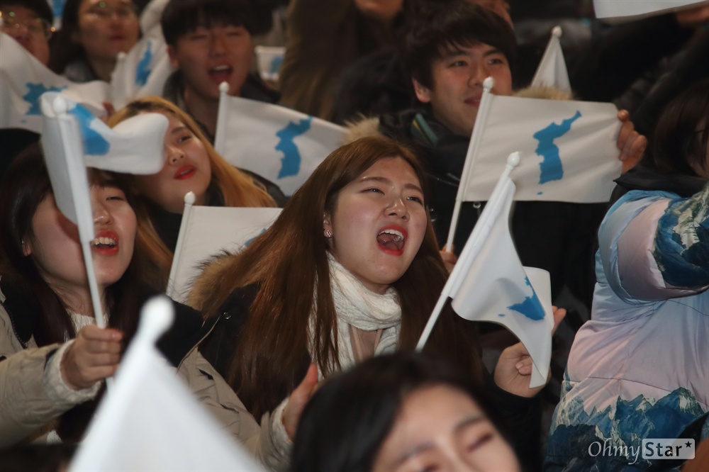 아이스하키 남북 단일팀 응원하는 남북공동응원단 6·15공동선언실천 남측위원회와 재일본조선인총연합회, 해외동포 등 시민들이 10일 오후 강원도 강릉 황영조체육관에 모여 평창동계올림픽 아이스하키 남북 단일팀과 스위스와의 경기를 대형모니터를 통해 지켜보며 응원하고 있다.