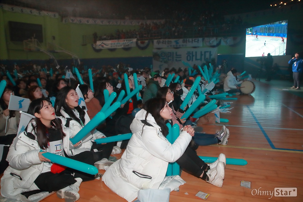 아이스하키 남북 단일팀 응원하는 남북공동응원단 6·15공동선언실천 남측위원회와 재일본조선인총연합회, 해외동포 등 시민들이 10일 오후 강원도 강릉 황영조체육관에 모여 평창동계올림픽 아이스하키 남북 단일팀과 스위스와의 경기를 대형모니터를 통해 지켜보며 응원하고 있다.