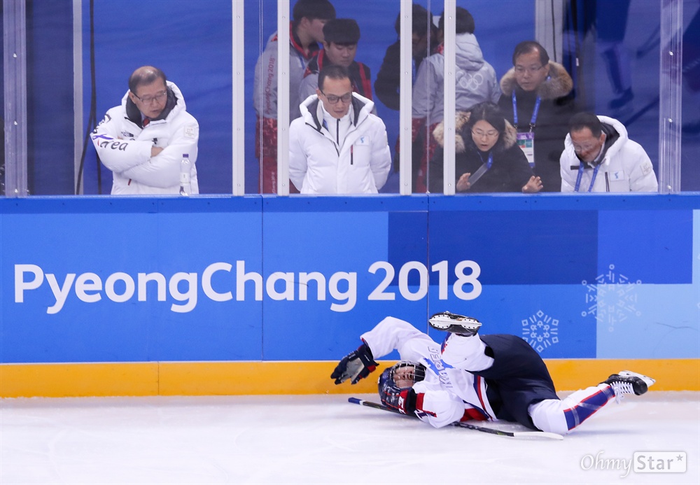  10일 오후 강원도 강릉 관동하키센터에서 2018 평창동계올림픽 여자 아이스하키 남북 단일팀 대 스위스 전 경기가 치러지고 있다. 