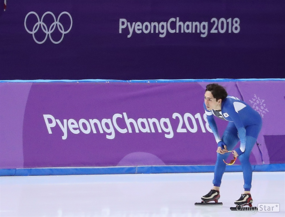  스피드스케이팅 국가대표 이승훈 선수가 11일 오후 강원도 강릉 스피드스케이트 경기장에서 5000미터 경기를 펼치고 있다.