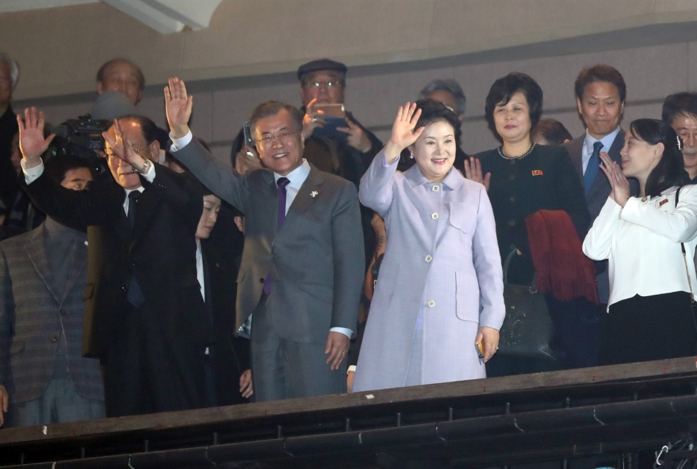 북측예술단 격려하는 문재인 대통령과 김여정 부부장 문재인 대통령이 11일 오후 서울 국립중앙극장 해오름극장에서 김정은 노동당 위원장의 특사 자격으로 방남한 김여정 당 중앙위 제1부부장을 비롯한 북측 고위급대표단과 함께 공연을 마친 북측 삼지연관현악단 단원들을 격려하고 있다.