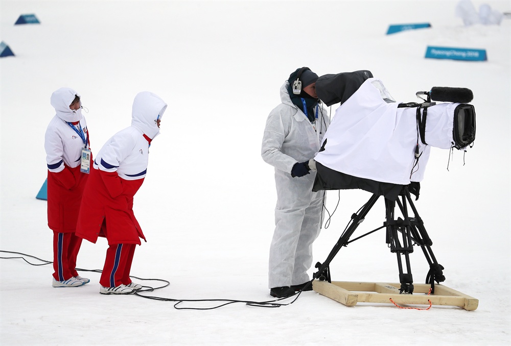 카메라 속 세상이 궁금 11일 오후 평창 알펜시아 크로스컨트리 센터에서 열린 2018평창동계올림픽 크로스컨트리 스키 남자 15km+15km 스키애슬론 경기.훈련을 위해 경기장을 찾은 북한 코치진이 궁금한 듯 중계 카메라를 바라보고 있다.