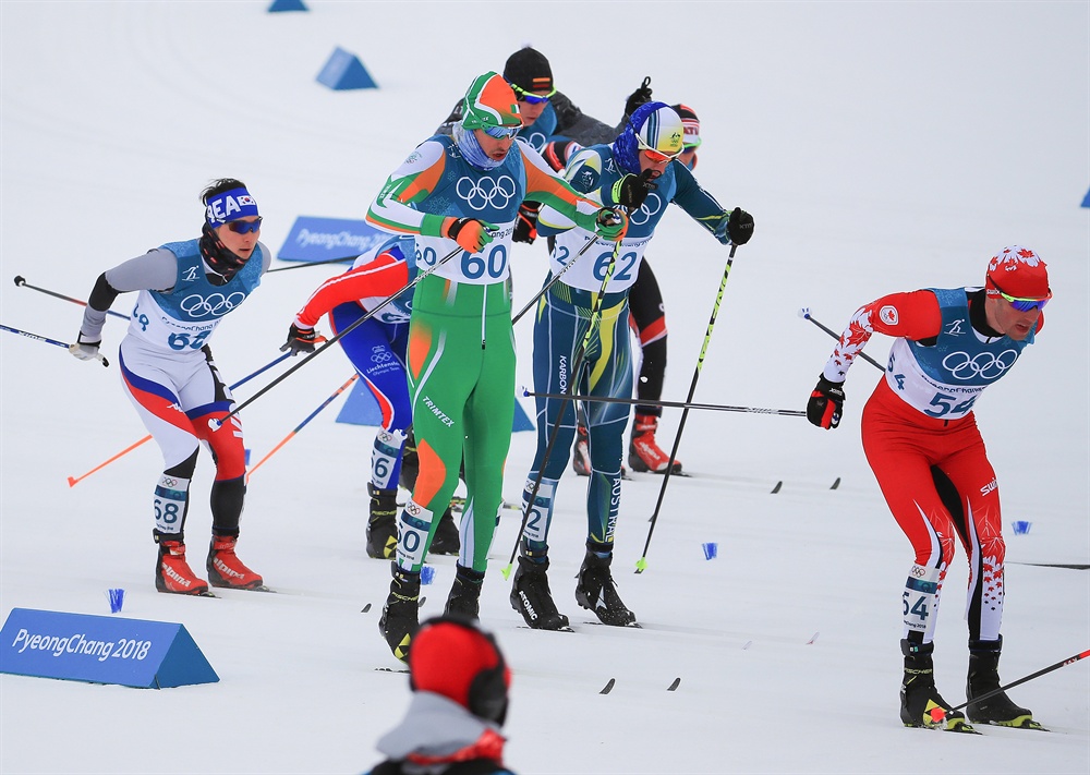 역주하는 김은호 11일 오후 평창 알펜시아 크로스컨트리 센터에서 열린 2018평창동계올림픽 크로스컨트리 스키 남자 15km+15km 스키애슬론 경기에 출전한 한국의 김은호(왼쪽 끝)가 역주하고 있다.