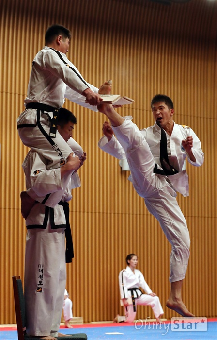 남북태권도 서울 공연 평창동계올림픽 개막에 맞쳐 남쪽으로 내려온 북한 태권도 시범단이 12일 서울시청 다목적홀에서 남쪽 태권도시범단과 함께 남북태권도 합동시범공연을 펼치고 있다.