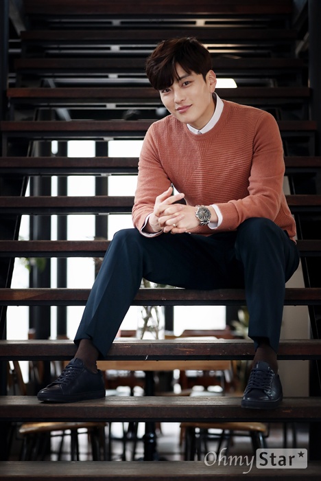  MBC주말드라마 <돈꽃>에서 장부천 역의 배우 장승조가 9일 오후 서울 신사동의 한 카페에서 인터뷰에 앞서 포즈를 취하고 있다.
