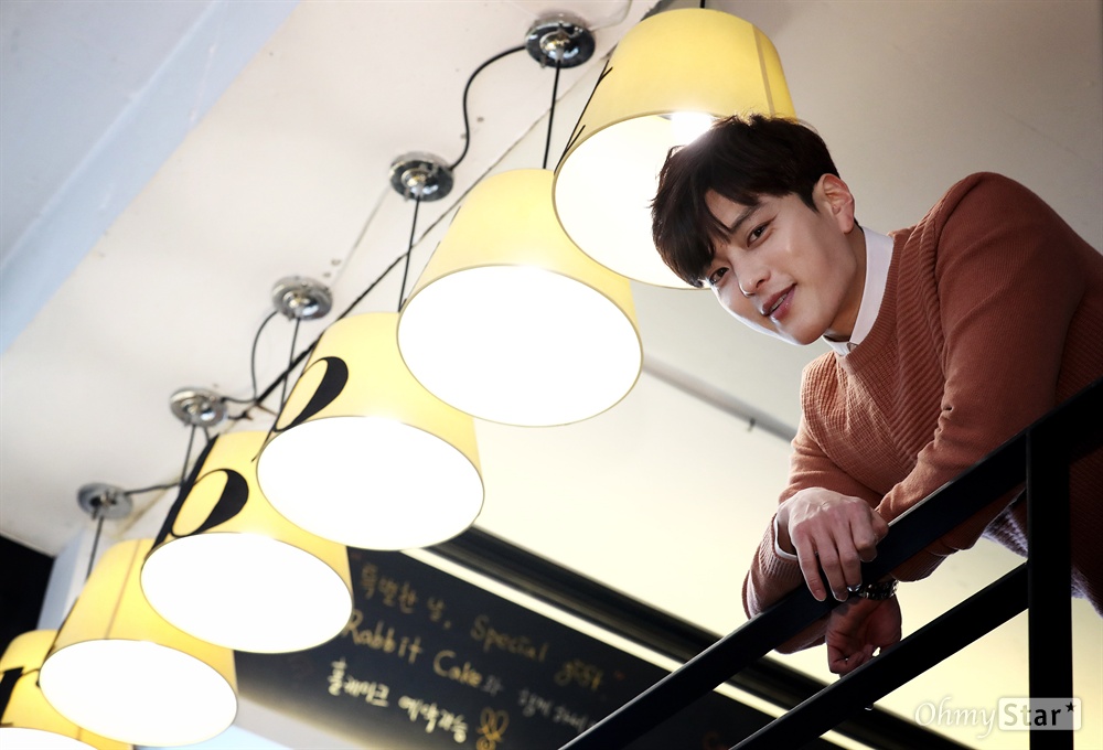  MBC주말드라마 <돈꽃>에서 장부천 역의 배우 장승조가 9일 오후 서울 신사동의 한 카페에서 인터뷰에 앞서 포즈를 취하고 있다.
