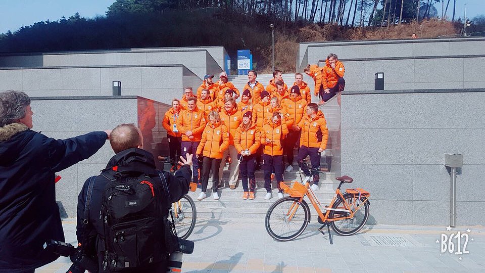  평창동계올림픽에 참가중인 네델란드 빌렘 알렉산더 국왕 내외가 10일 강릉 선수촌에서 자전거를 함께 타고 다니며 선수들을 격려하고 기념촬영을 했다.