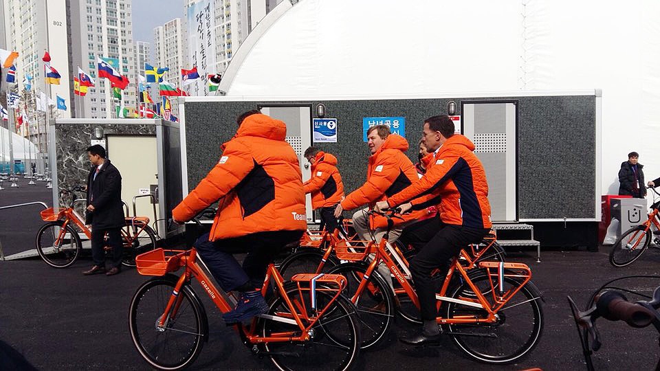  평창동계올림픽에 참가중인 네델란드 빌렘 알렉산더 국왕 내외가 10일 강릉 선수촌에서 자전거를 함께 타고 다니며 선수들을 격려하고 기념촬영을 했다.