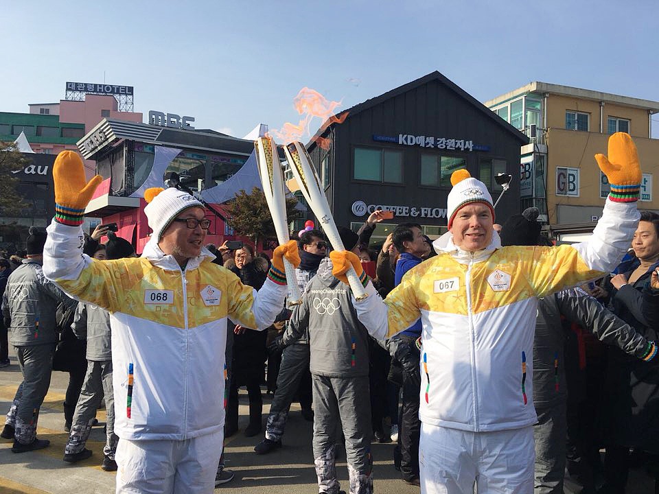  평창동계올림픽에 참석중인 모나코 국왕이자 IOC 위원인 알버트공이 9일 개막식 당일 평창 성화봉송 주자로 참여했다. 알버트공이 배우 김의성(사진 왼쪽)에게 ‘토치키스’로 성화 불꽃을 넘겼다.