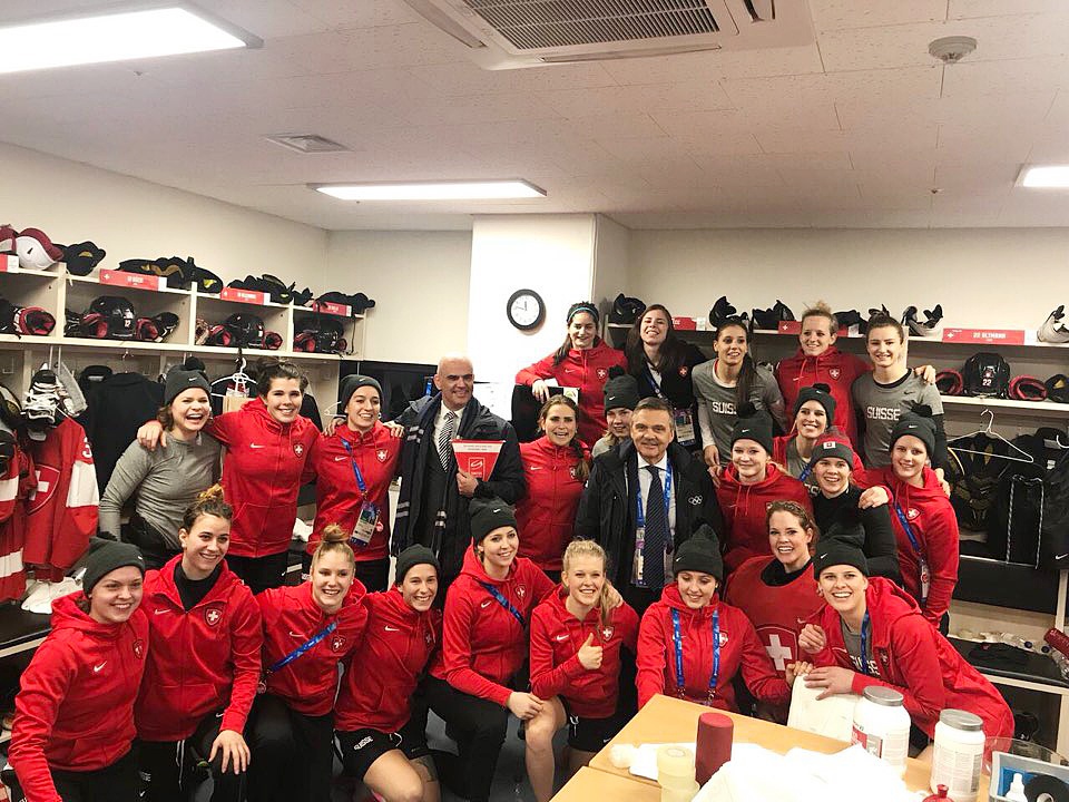  평창동계올림픽에 참석한 스위스 알랭 베르세 대통령이 10일 스위스 여자아이스하키팀과 남북단일팀 경기를 관람한 뒤 선수들을 격려했다.