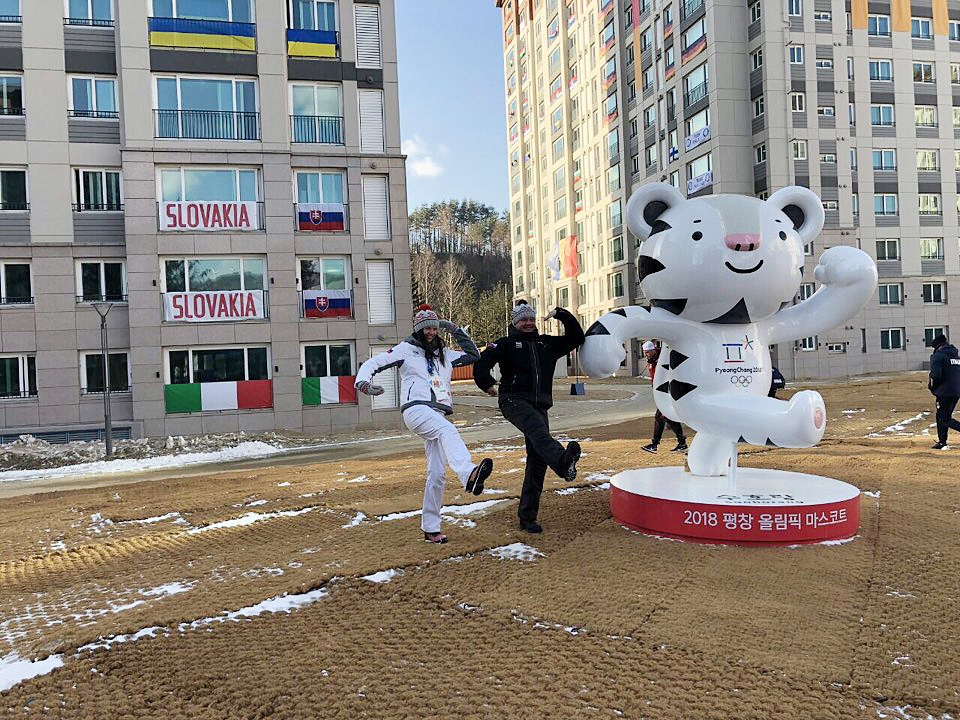  평창동계올림픽에 참가중인 슬로바키아 안드레이 키스카 대통령이 10일 평창선수촌을 방문해 마스코트인 수호랑의 자세를 흉내내고 있다.