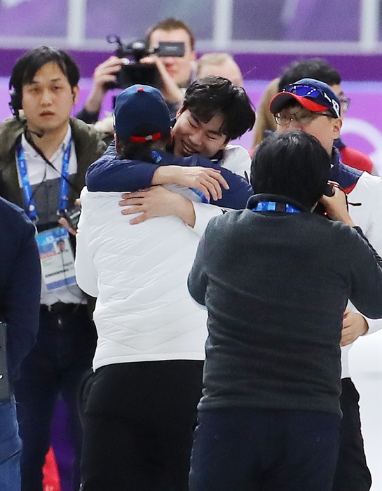 환호하는 김민석 13일 오후 강릉 스피드스케이팅경기장에서 열린 2018 평창동계올림픽 스피드스케이팅 남자 1,500ｍ 경기에서 동메달을 차지한 김민석이 코치진과 환호하고 있다.